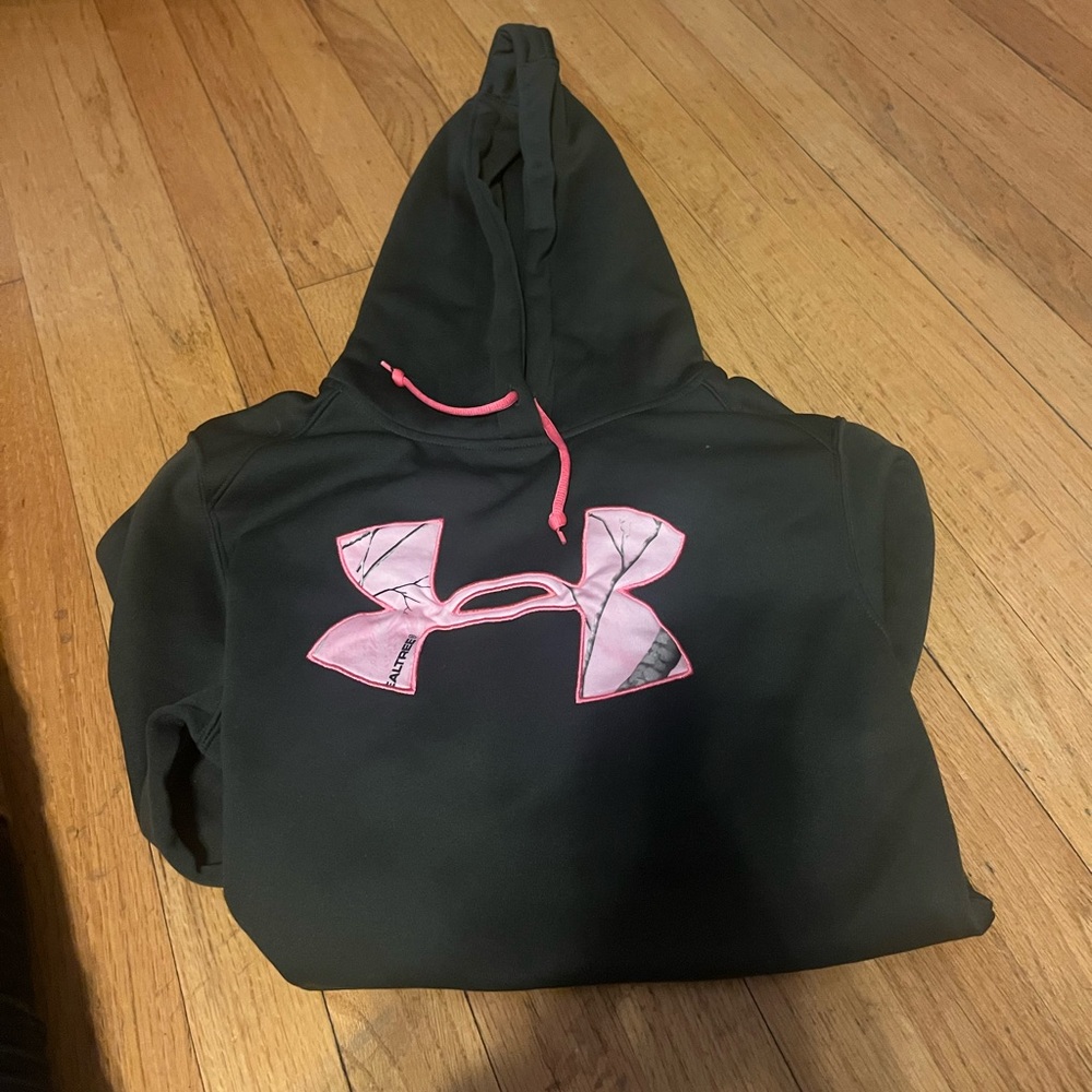 Excellent used Green pink camo Under Armour Hoodie